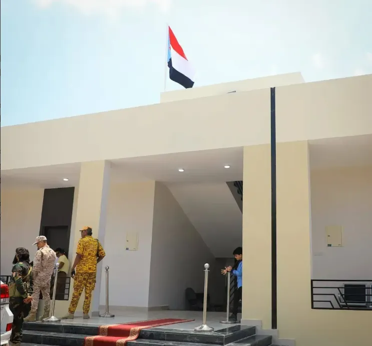 استياء واسع بعد رفع علم الانفصال فوق المبنى الجديد للسلطة المحلية في عدن