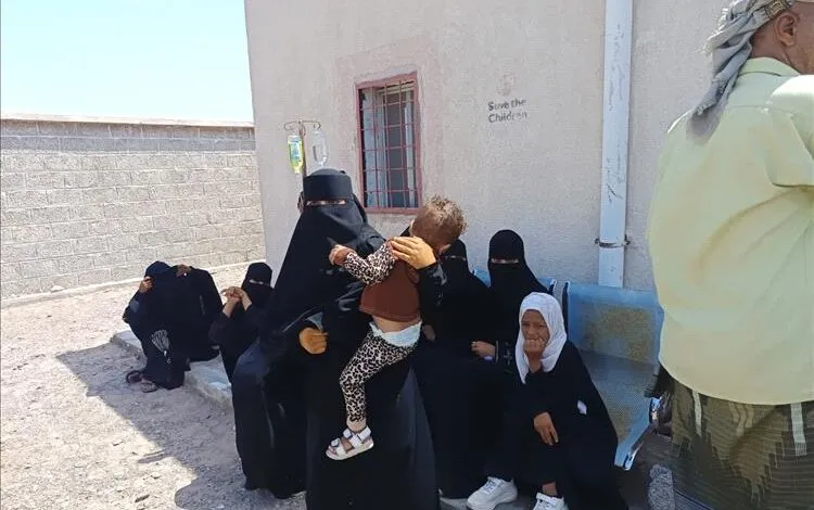 تفشي الحميات في خور عميرة بلحج ينذر بكارثة صحية وسط عجز الإمكانات