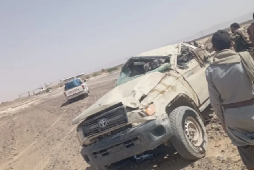 مصادر عسكرية وطبية: وفاة 3 وإصابة 15 من أفراد القوات الحكومية في حادثة انقلاب طقم في مأرب