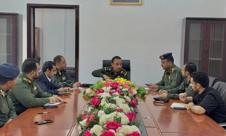 مصلحة الهجرة والجوازات بعدن تبحث تحسين خدمات التأشيرات والإقامات وتعزيز التحول الرقمي