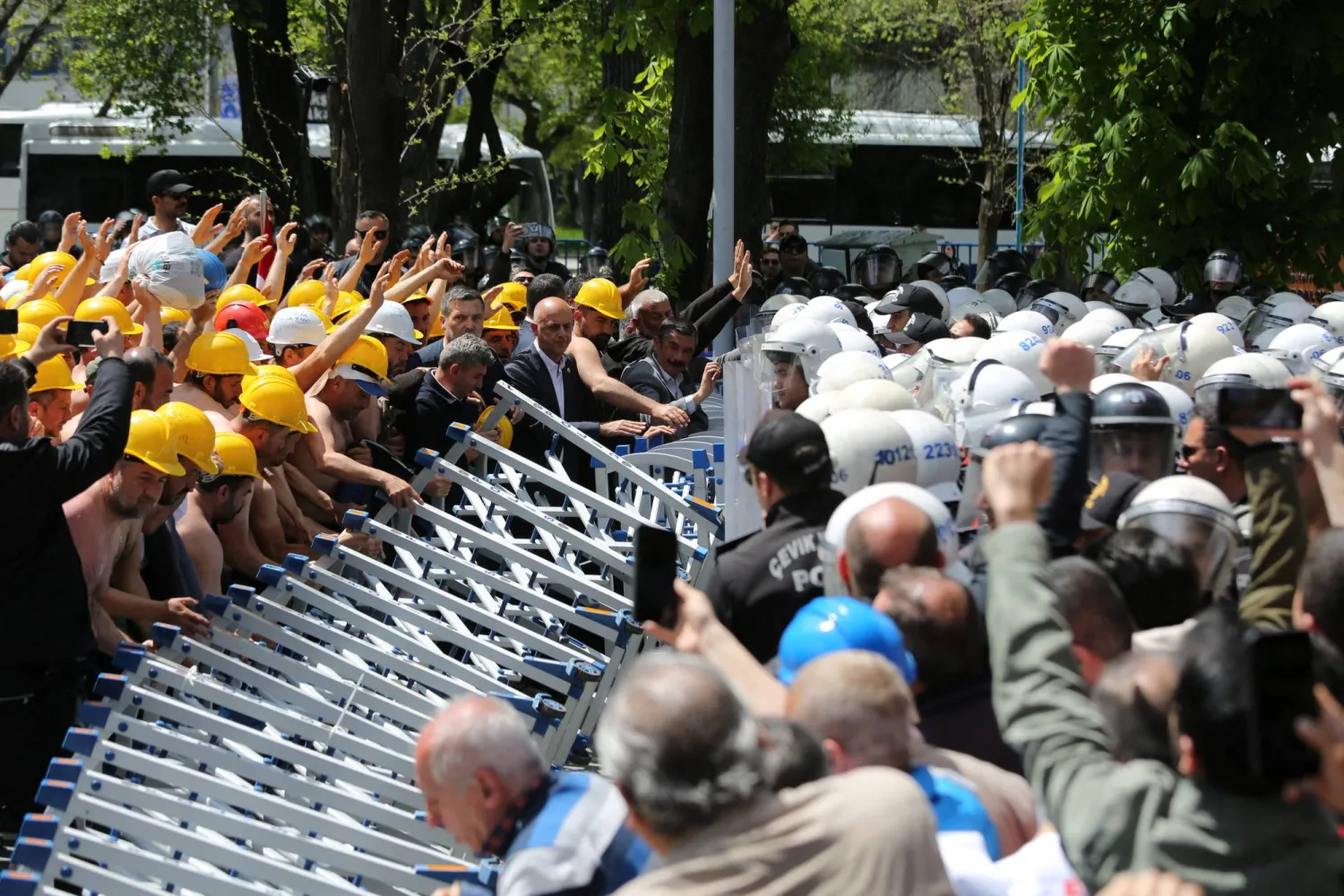 تركيا: اعتقالات بعد منع عمال مناجم مُضربين عن الطعام من التظاهر