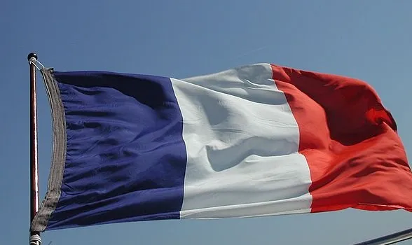 السفارة الفرنسية تدين اغتيال الدكتور "الشاعر" في عدن وتؤيد إجراء تحقيق شامل