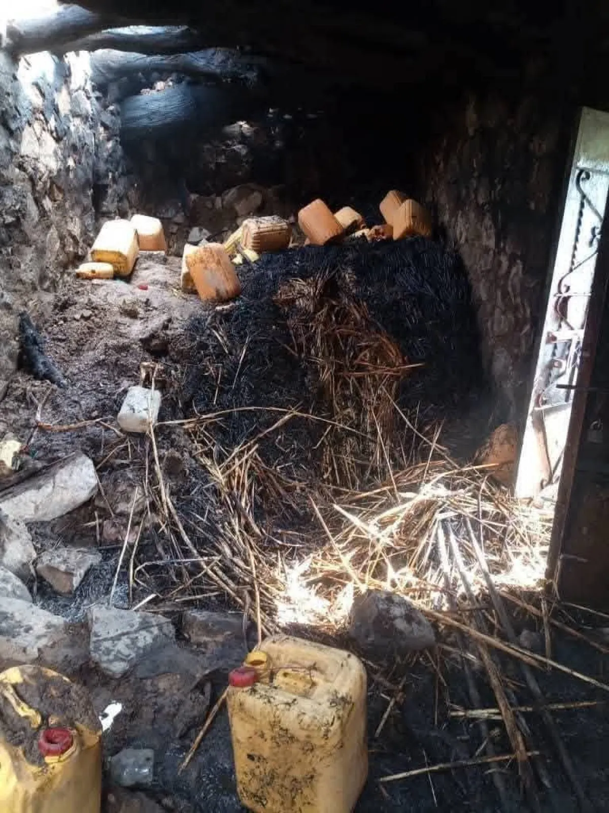 نفوق مواشٍ وأضرار مادية إثر حريق تسبب به انفجار بطارية في صبر الموادم بتعز