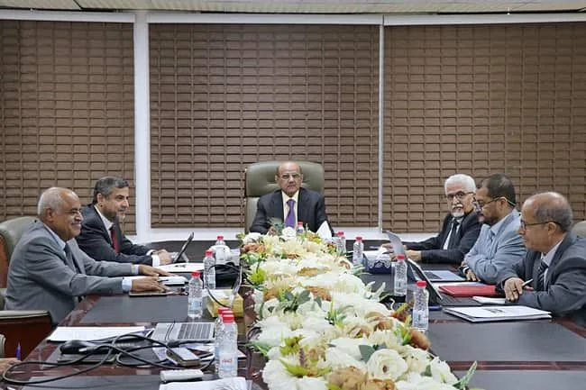 البنك المركزي يناقش تحديات الاقتصاد اليمني ويؤكد المضي في الإصلاحات المالية والنقدية