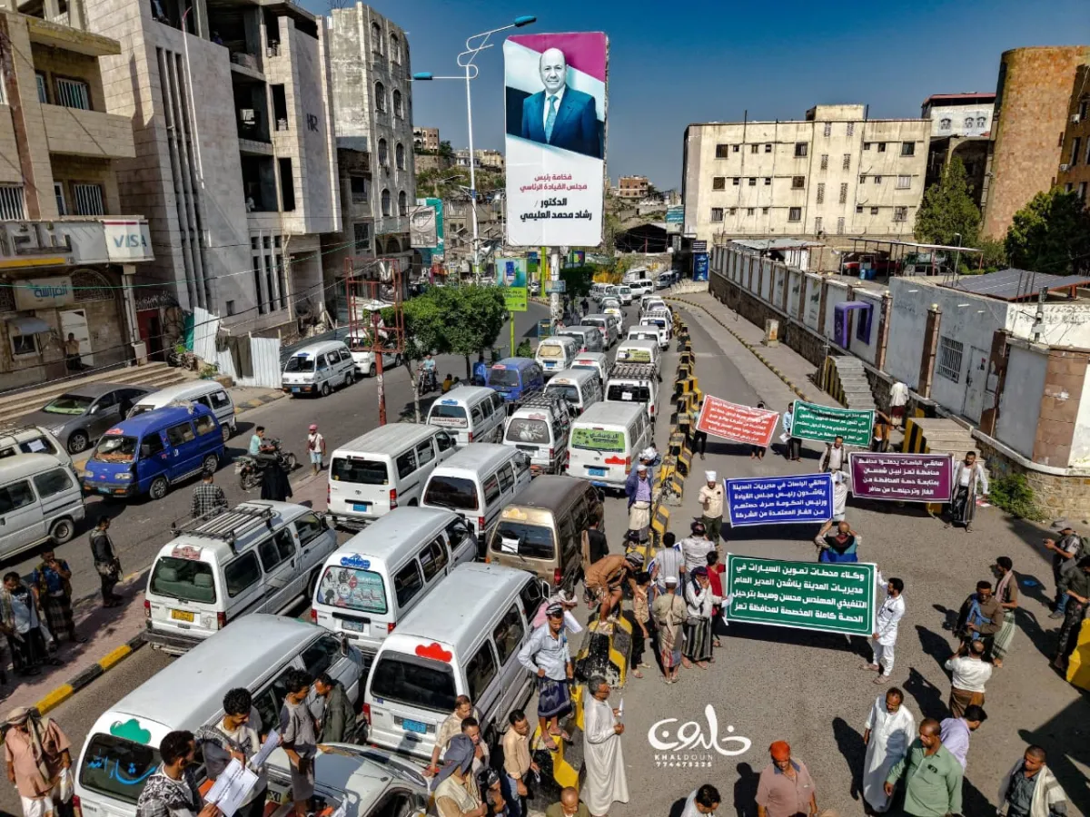 سائقو الباصات في تعز يحتجون على أزمة الغاز وتراجع الإمدادات