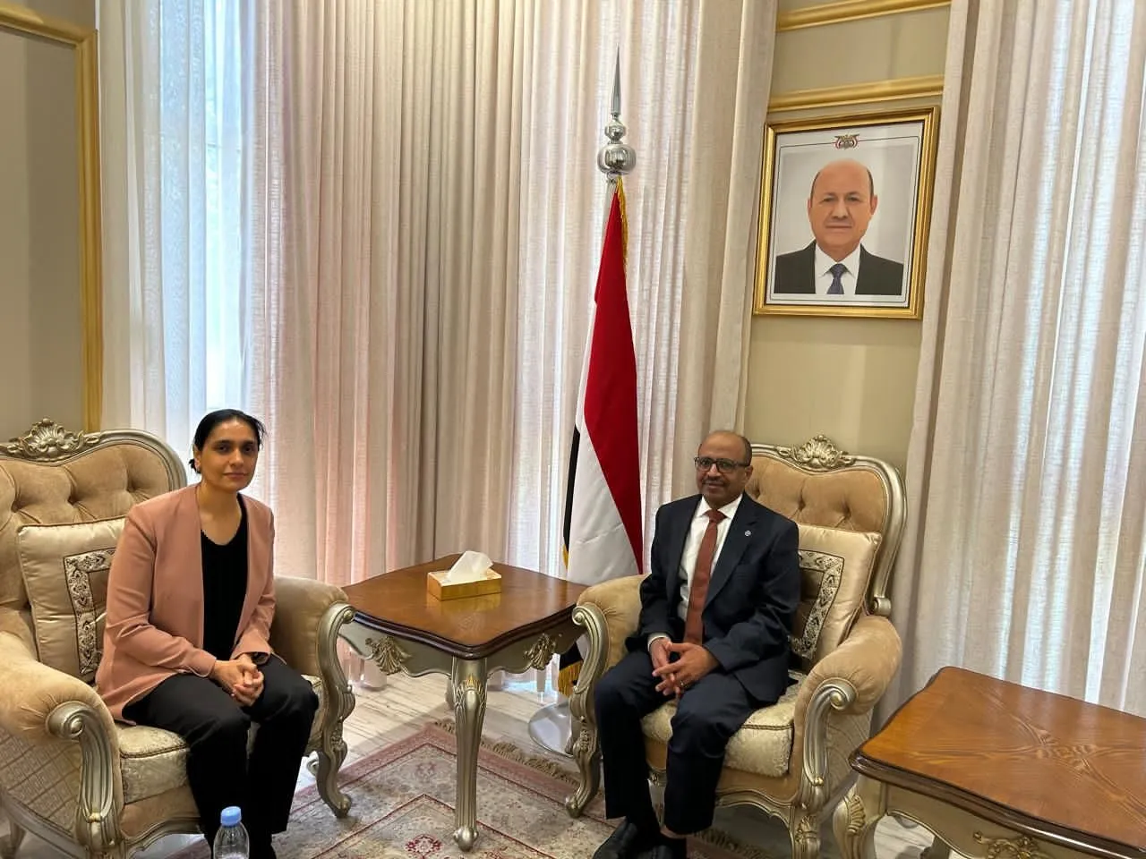 وزير النفط والمعادن يبحث مع السفيرة البريطانية تعزيز التعاون المشترك ودعم الاستثمارات في قطاع الطاقة