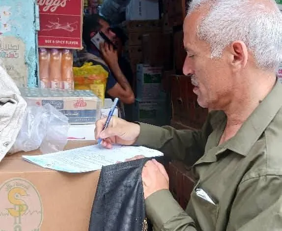 ضبط مخالفات تجارية خلال حملة تفتيش مفاجئة في أسواق تعز