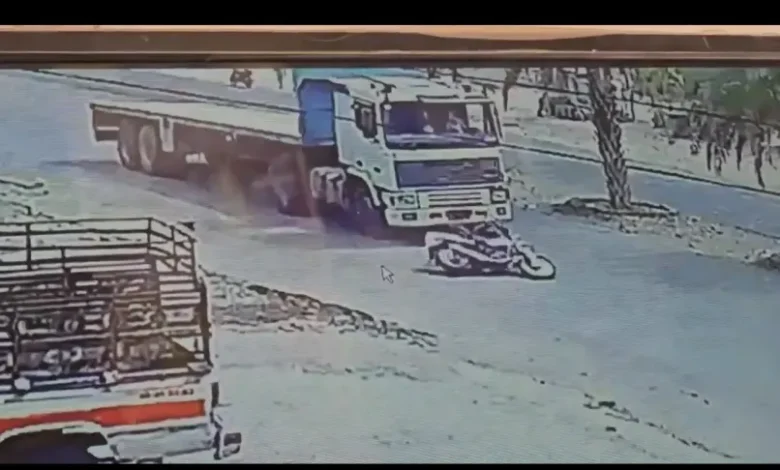 نجاة سائق دراجة نارية من حادث دهس مروع في الحديدة نجاة سائق دراجة نارية من حادث دهس مروع في الحديدة