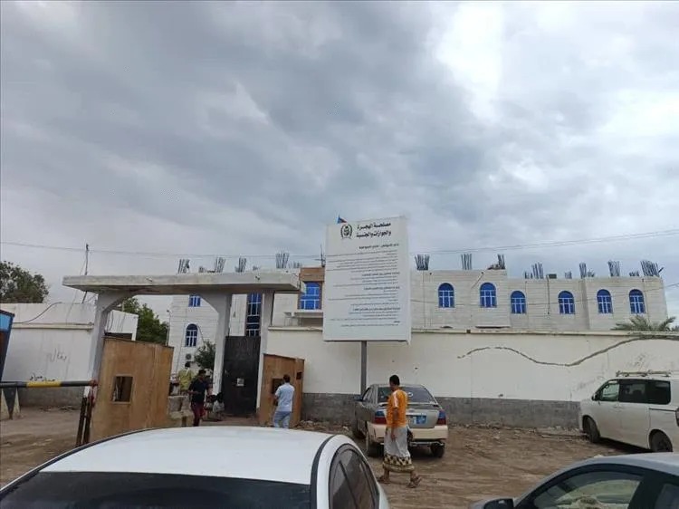 جوازات خور مكسر تعلن إنجاز جميع معاملات الجوازات بعد حملة شكاوى واتهامات ابتزاز في عدن