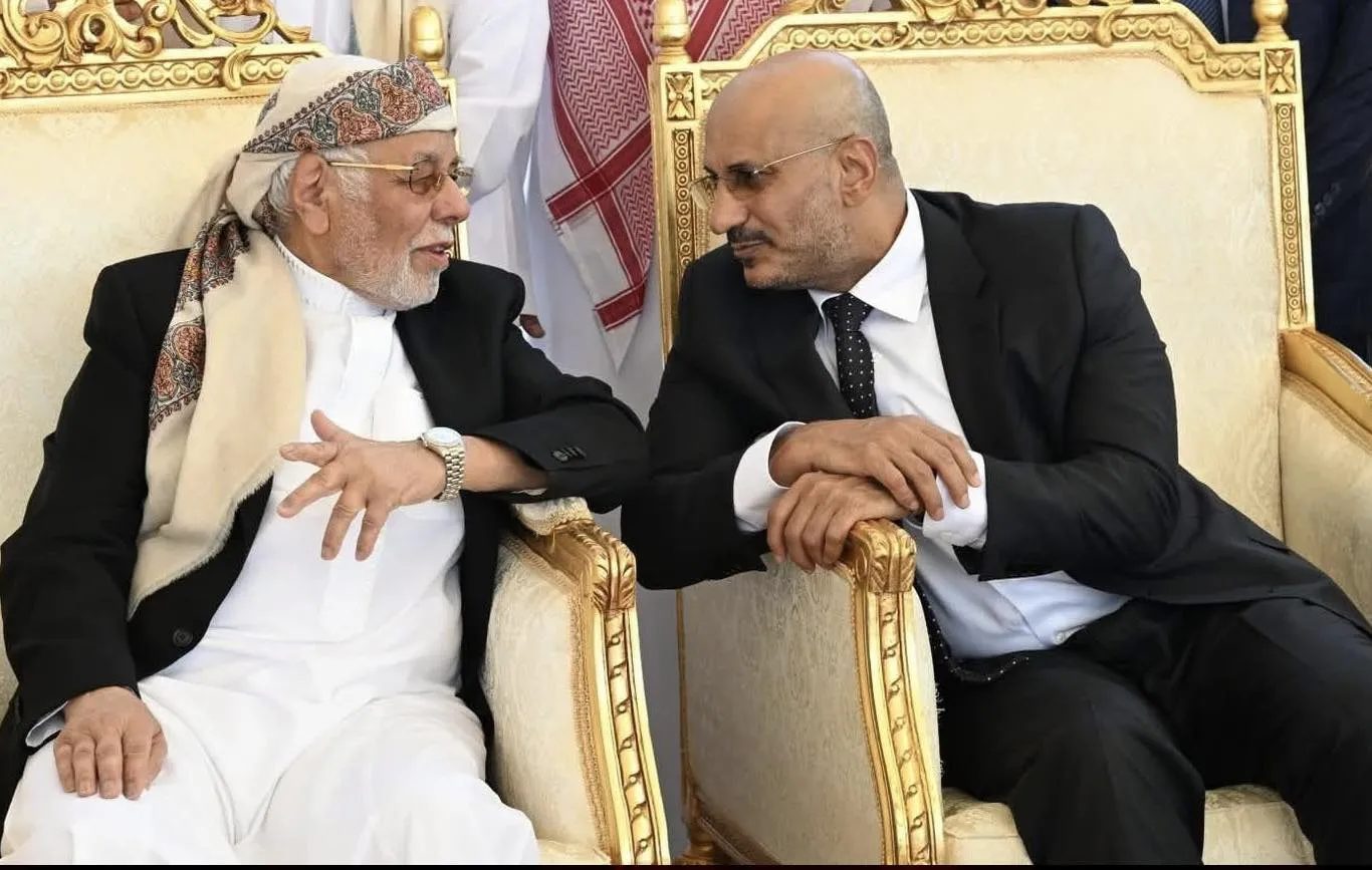 لقاء بعد سنوات من القطيعة.. علي محسن وطارق صالح يجتمعان في عزاء الرئيس هادي بالرياض لقاء بعد سنوات من القطيعة.. علي محسن وطارق صالح يجتمعان في عزاء الرئيس هادي بالرياض