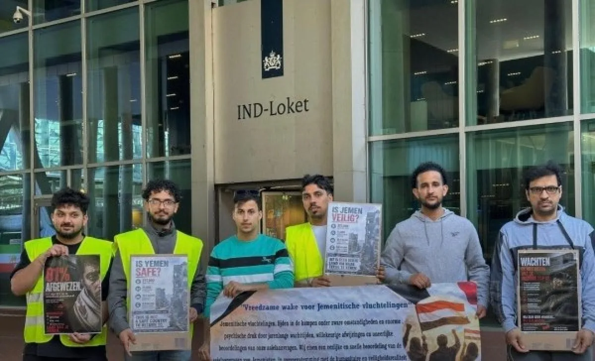 لاجئون يمنيون يواصلون اعتصاماً مفتوحاً أمام وزارة الهجرة في هولندا للمطالبة بحسم ملفات اللجوء