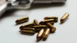 بالخطأ.. طفل يطلق النار على أسرته ويصيب 5 منهم بجروح حرجة بعمران