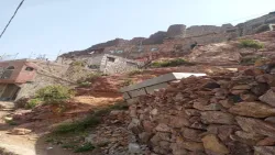 تعز: تحذير من انهيار يهدد 15 منزلاً في وادي المحبة