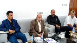 عضو مجلس القيادة الخنبشي يلتقي أهالي ضحايا أحداث المكلا ويؤكد مساندة السلطة المحلية لهم