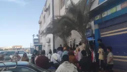 مرضى سرطان وجرحى يحتجون في عدن للمطالبة باستعادة أموالهم المحتجزة لدى شركة صرافة