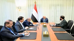 رئيس مجلس القيادة يشدد على أهمية تحفيز كافة الطاقات للنهوض بمحافظة ابين