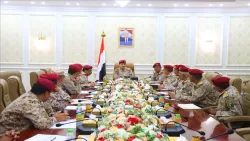 وزير الدفاع يناقش تحديث بيانات القوات المسلحة ويشدد على تسريع إصلاح المؤسسة العسكرية في عدن
