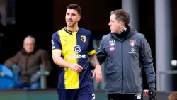 برشلونة يستأنف محادثاته مع ماركوس سينيسي