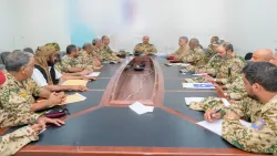 طارق صالح يترأس اجتماعًا لقيادات الفِرق ويشدد على تسريع الإصلاح الإداري والعسكري وتعزيز الجاهزية القتالية