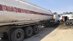 أمن المكلا يفكك شبكة تهريب ديزل ويضبط مستودعاً سرياً في الريان