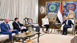 العليمي لسفير ترامب لدى اليمن: الرهان على "اعتدال النظام الإيراني" سيقود إلى مزيد من الفوضى في المنطقة