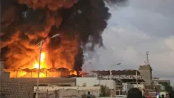 حريق هائل يلتهم مخازن وأقساماً واسعة من هايبرماركت كوزمارت في عدن